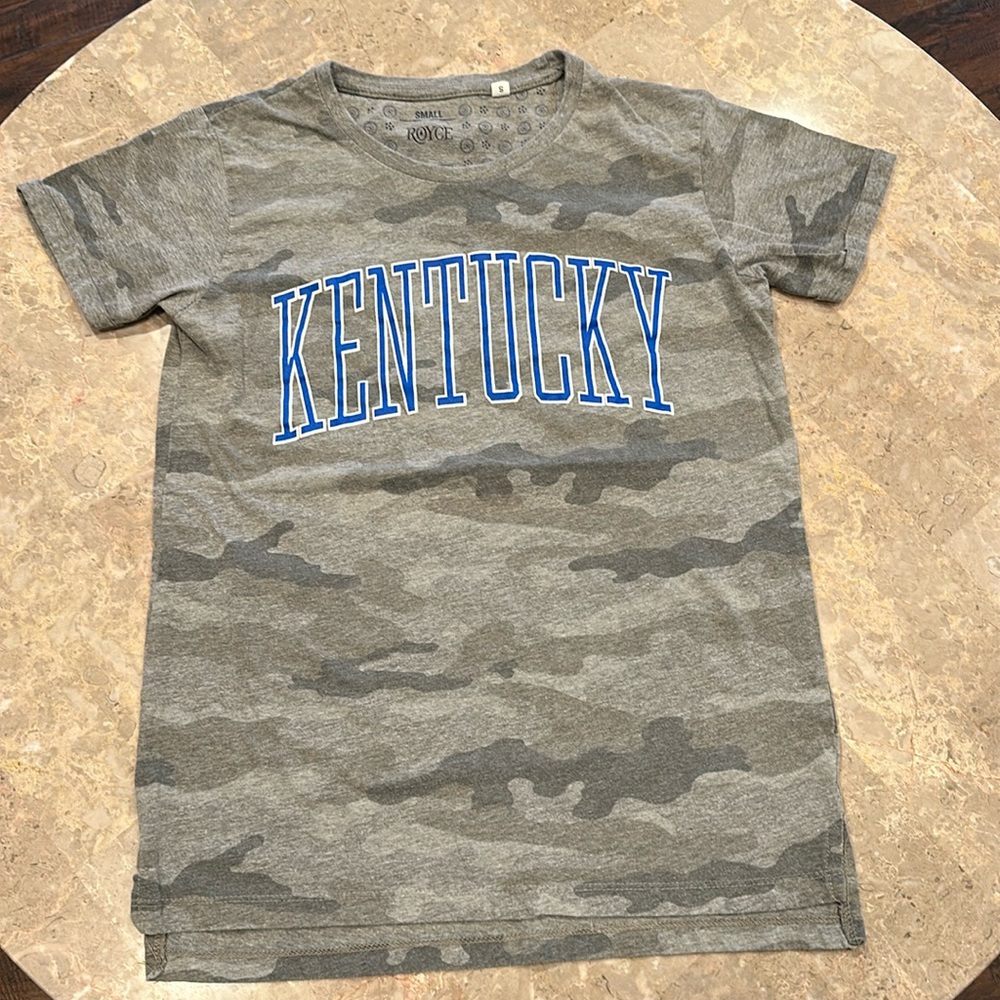 Women’s grey camo Kentucky tshirt GUC size small